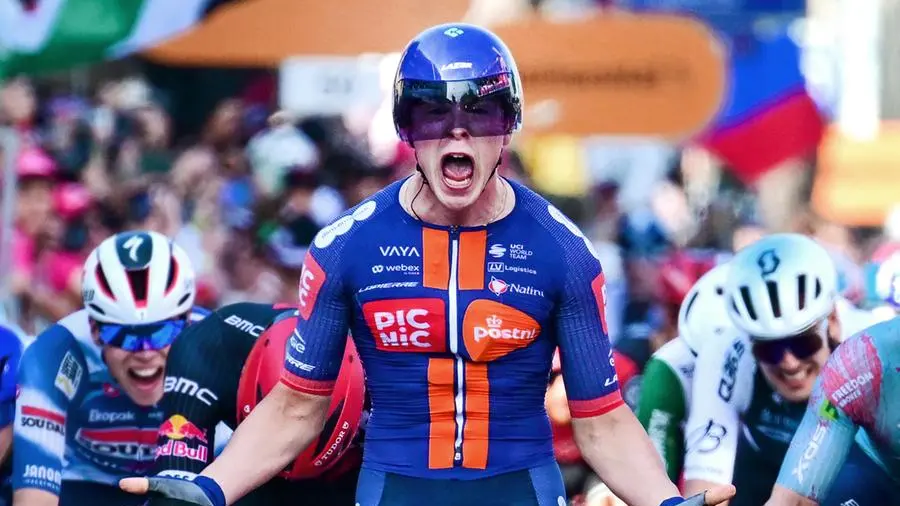 Il ventitrenne Casper Van uden ha vinto la prima tappa italiana del Giro 2025
