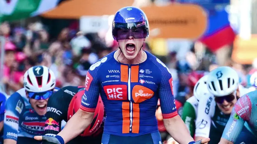 Il ventitrenne Casper Van uden ha vinto la prima tappa italiana del Giro 2025