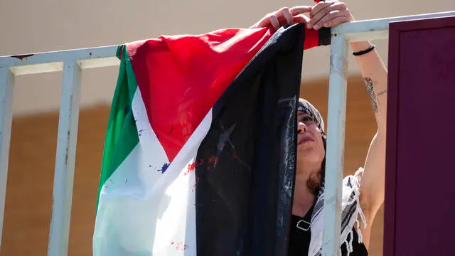 Un momento della manifestazione dei Collettivi pro Gaza per lo stop delle bombe da parte di Israele, all’interno dell’Universita’ La Sapienza, Roma, 28 maggio 2024. ANSA/ANGELO CARCONI