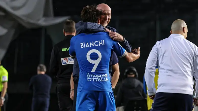 L'abbraccio tra Maran e Bianchi dopo il gol - Foto New Reporter Nicoli © www.giornaledibrescia.it
