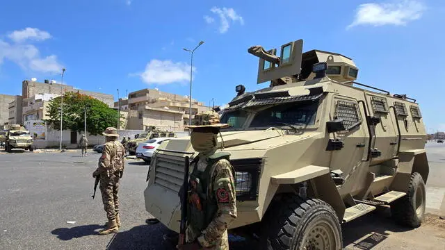 epa12096221 Libyan security forces stand guard at a checkpoint following overnight clashes in Tripoli, Libya, 13 May 2025. Clashes in the Libyan capital have left at least six people dead, according to Libya's Emergency Medicine and Support Centre. EPA/STRINGER