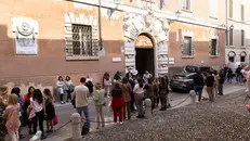 Alcuni studenti davanti all'Università Cattolica di Brescia