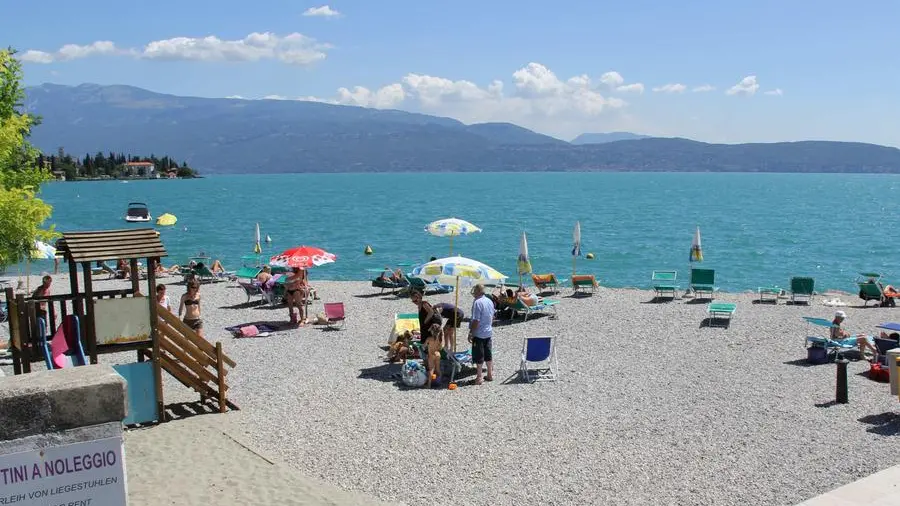 La spiaggia di Gardone Riviera - © www.giornaledibrescia.it
