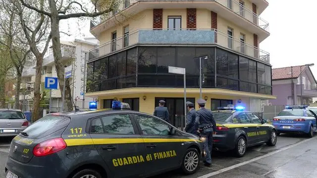 Un momento delle operazioni della Guardia di Finanza di Rimini che ha scoperto gli affari del clan Abate di San Giorgio a Cremano in diverse attività ricettive riminesi. I finanzieri della Sezione Mobile del Nucleo di Polizia Tributaria di Rimini e i poliziotti della Divisione Polizia Anticrimine-Ufficio Criminalità della Questura di Rimini, attraverso una congiunta attività di intelligence, hanno individuato una serie di soggetti a rischio di infiltrazione criminale nel tessuto economico riminese, ottenendo il sequestro d'urgenza di un hotel e della sua dipendenza, di un immobile a Monte Colombo (Rimini), di un'azienda che opera nel settore alimentare a Riccione e di cinque aziende del settore turistico alberghiero, costituite per gestire altrettanti hotel tra Rimini e Riccione. Il tutto per un valore che supera i due milioni e mezzo di euro, Roma, 8 maggio 2014. ANSA/UFFICIO STAMPA GUARDIA DI FINANZA ++ NO SALES, EDITORIAL USE ONLY ++