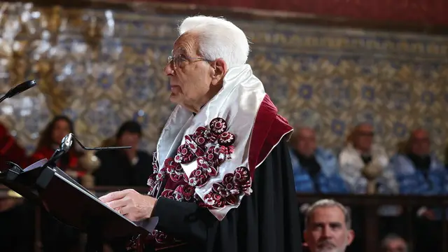 epa12097388 The President of the Italian Republic, Sergio Mattarella, delivers a speech during his honorary doctorate ceremony at the University of Coimbra, in Coimbra, Portugal, 13 May 2025. Portuguese President Marcelo Rebelo de Sousa will present the honorary doctorates to both recipients. King Felipe VI will receive his honour from the Faculty of Law (FDUC), while President Sergio Mattarella will be recognised by the Faculty of Economics (FEUC). EPA/PAULO NOVAIS