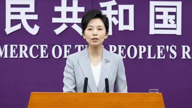 epa12022117 The spokesperson of the Chinese Ministry of Commerce, He Yongqian, holds a press conference in Beijing, China, 10 April 2025. From April 10, all goods imported to China from the United States are subject to a "tariff of 84 percent on the basis of the current applicable tariff rate", according to the General Administration of the Customs of the People's Republic of China. EPA/JESSICA LEE