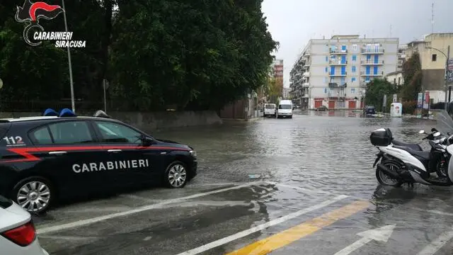 L'uragano mediterraneo denominato Apollo si sposta in mare e si avvicina sempre più alla Sicilia, 29 ottobre 2021. Nell'isola le criticità maggiori a Siracusa e provincia, con la città colpita da mareggiate, strade e campagna allagate, pioggia battente e vento forte. Isolata Augusta e chiuso tratto autostradale della Catania-Siracusa. ANSA/ US/ CARABINIERI +++ ANSA PROVIDES ACCESS TO THIS HANDOUT PHOTO TO BE USED SOLELY TO ILLUSTRATE NEWS REPORTING OR COMMENTARY ON THE FACTS OR EVENTS DEPICTED IN THIS IMAGE; NO ARCHIVING; NO LICENSING +++