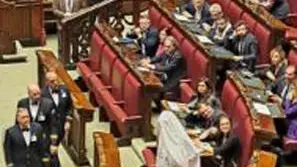 Riccardo Magi, di Più Europa, è entrato in Aula alla Camera vestito da fantasma mentre il capogruppo della Lega Riccardo Molinari sta intervenendo in occasione del premier time della premier. Il presidente della Camera Lorenzo Fontana ha immediatamente chiesto l'espulsione del deputato, portato via a spalla dai commessi di Montecitorio. ANSA/PAOLO DALLORSO