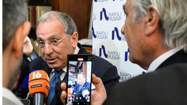 Il prefetto di Napoli Michele di Bari alla presentazione alla stampa, nella Prefettura di Napoli, del Comitato Nazionale Neapolis 2500, 28 aprile 2025 ANSA / CIRO FUSCO