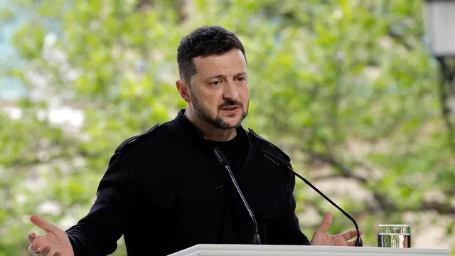 epa12088994 Ukraine's President Volodymyr Zelensky gestures as he addresses a joint press conference following a meeting of the 'Coalition of the willing' at the Mariinskyi Palace, the official residence of the president of Ukraine, in Kyiv, Ukraine, 10 May 2025, amid the ongoing Russian invasion. EPA/SERGEY DOLZHENKO