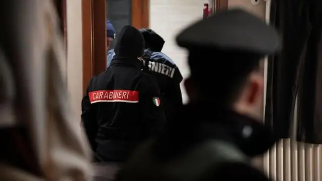 Maxi operazione dei Carabinieri, coordinati dalla Direzione Distrettuale Antimafia di Roma. Ventisei gli arresti. Sono accusati, a vario titolo, di associazione per delinquere finalizzata al traffico di sostanze stupefacenti, detenzione e cessione ai fini di spaccio, detenzione e porto illegale di armi e rapina. Accertata un'importantissima rete del narcotraffico attraverso cui venivano approvvigionate le principali piazze di spaccio della capitale per un volume d'affari per decine di milioni di euro al mese. Per gli investigatori a capo del gruppo c'erano Giuseppe Molisso e Leandro Bennato, entrambi già in carcere per altri efferati delitti e ritenuti storicamente vicini a Michele Senese. Il sodalizio, dotato di armi da guerra e persino di bombe a mano, avrebbe usato violenza contro chi non stava alle regole dettate dai capi. I Carabinieri stanno eseguendo perquisizioni e il sequestro preventivo, finalizzato alla confisca, di beni per un valore di circa 5 milioni di euro, 18 marzo 2025. NPK ANSA / Ufficio Stampa Comando Generale Carabinieri +++ ANSA PROVIDES ACCESS TO THIS HANDOUT PHOTO TO BE USED SOLELY TO ILLUSTRATE NEWS REPORTING OR COMMENTARY ON THE FACTS OR EVENTS DEPICTED IN THIS IMAGE; NO ARCHIVING; NO LICENSING +++
