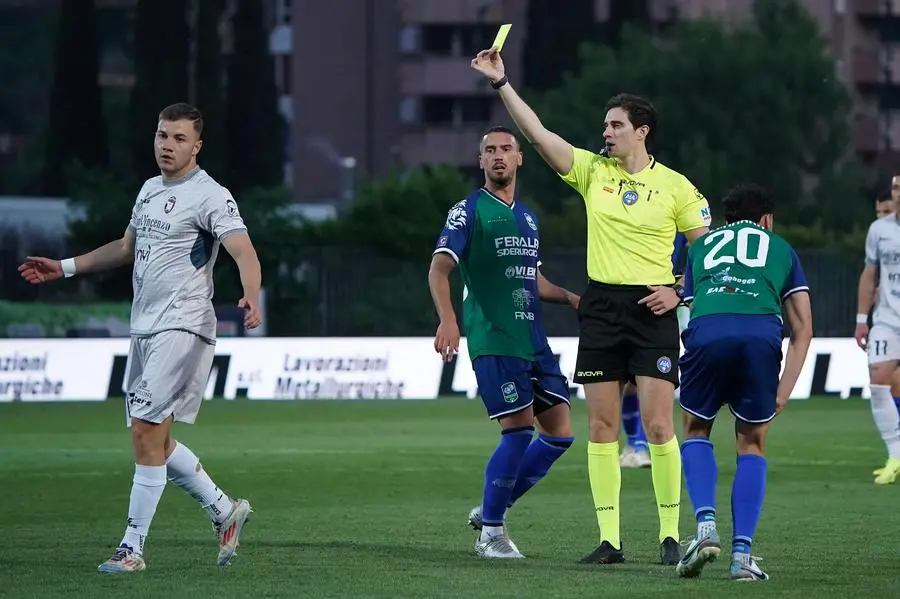 SERIE C CALCIO BRESCIA PLAY OFF FERALPISALO' - CROTONE NELLA FOTO AMMONIZIONE CROTONE    14-05-2025 perteghella@newreporter