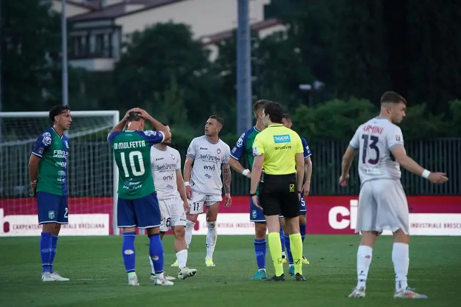 SERIE C CALCIO BRESCIA PLAY OFF FERALPISALO' - CROTONE NELLA FOTO ATTESA VAR GOL CROTONE   14-05-2025 perteghella@newreporter