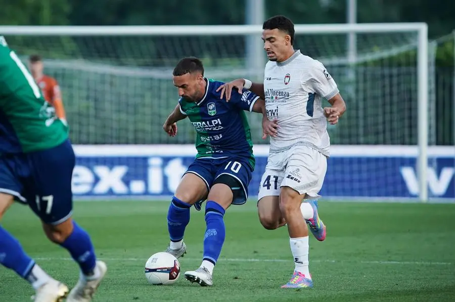 SERIE C CALCIO BRESCIA PLAY OFF FERALPISALO' - CROTONE NELLA FOTO DI MOLFETTA DAVIDE E SILVA JONATHAN PERTINHES   14-05-2025 perteghella@newreporter