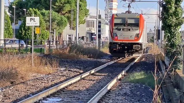 Il luogo in cui una ragazzina di 12 anni e' stata investita dalla motrice di un treno merci in corrispondenza di un passaggio a livello, sulla tratta ferroviaria che costeggia la zona industriale a Padova, 10 ottobre 2024. L'adolescente è stata portata in ospedale; le sue condizioni sono critiche. ANSA/ MICHELE GALVAN