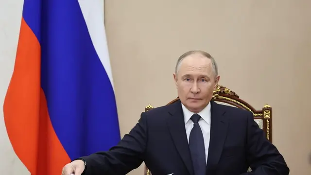 epa12101519 Russian President Vladimir Putin holds a meeting to discuss the upcoming Russian-Ukrainian talks in Istanbul, at the Kremlin in Moscow, Russia, 15 May 2025. EPA/ALEXANDER KAZAKOV/SPUTNIK/KREMLIN POOL MANDATORY CREDIT