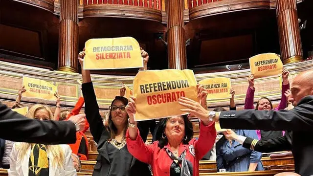 Protesta nell'aula del Senato