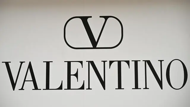 L'insegna di Valentino in via Montenapoleone a Milano, 24 gennaio 2025. ANSA/DANIEL DAL ZENNARO