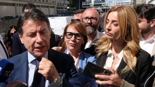 Il leader del Movimento 5 Stelle Giuseppe Conte e Silvia Salis candidata Sindaco alle elezioni comunali di Genova del 25-26 maggio, durante una manifestazione elettorale in viste delle elezioni. Genova, 08 maggio 2025. ANSA/LUCA ZENNARO