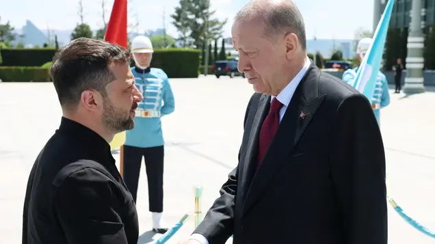 epa12102160 A handout picture made available by the Turkish Presidential Press Office shows Ukrainian President Volodymyr Zelensky (L) and Turkish President Recep Tayyip Erdogan shaking hands during a welcome ceremony prior to their meeting in Ankara, Turkey, 15 May 2025, on the same day Russian and Ukrainian delegations gather for peace talks in Istanbul. EPA/TURKISH PRESIDENTIAL PRESS OFFICE HANDOUT HANDOUT EDITORIAL USE ONLY/NO SALES