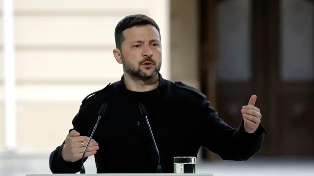 epa12088996 Ukraine's President Volodymyr Zelensky gestures as he addresses a joint press conference following a meeting of the 'Coalition of the willing' at the Mariinskyi Palace, the official residence of the president of Ukraine, in Kyiv, Ukraine, 10 May 2025, amid the ongoing Russian invasion. EPA/SERGEY DOLZHENKO
