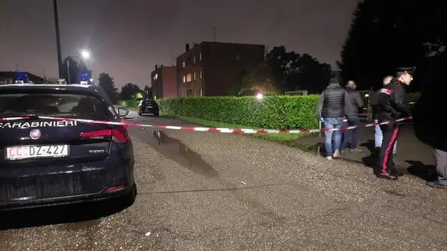 Una donna di 55 anni è stata uccisa davanti casa a coltellate a Samarate nel Varesotto, 16 aprile 2025. Un uomo sarebbe stato già fermato. La donna è stata soccorsa dal personale sanitario del 118, sul posto in via San Giovanni Bosco, sotto gli occhi dei genitori e trasportata in ospedale a Legnano (Milano), ma purtroppo è deceduta. I carabinieri della compagnia di Busto Arsizio e del reparto operativo di Varese avrebbero bloccato col taser un uomo in via Torino e lo avrebbero portato in ospedale. L'aggressione sarebbe avvenuta nel cortile condominiale quando la 55enne è scesa dall'auto. ANSA/SIMONA CARNAGHI
