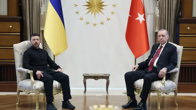 epa12102163 A handout picture made available by the Turkish Presidential Press Office shows Ukrainian President Volodymyr Zelensky (L) and Turkish President Recep Tayyip Erdogan posing for a photo prior to their meeting in Ankara, Turkey, 15 May 2025, on the same day Russian and Ukrainian delegations gather for peace talks in Istanbul. EPA/TURKISH PRESIDENTIAL PRESS OFFICE HANDOUT HANDOUT EDITORIAL USE ONLY/NO SALES