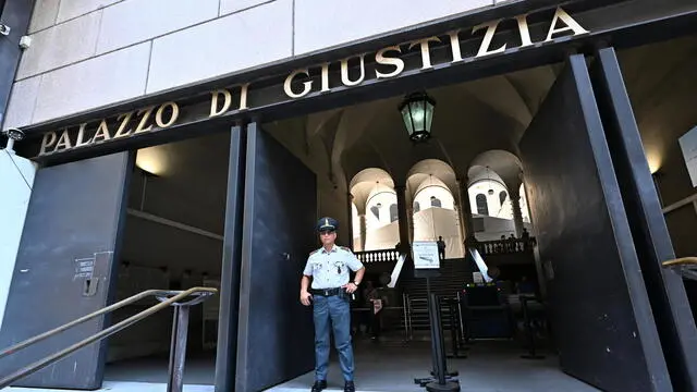 Militari della Guardia di Finanza davanti a palazzo di Giustizia. Genova, 19 luglio 2024. ANSA/LUCA ZENNARO