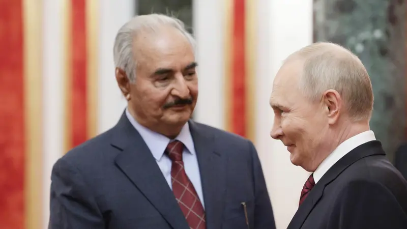Il presidente russo Putin insieme al comandante libanese Haftar - Foto Ansa © www.giornaledibrescia.it