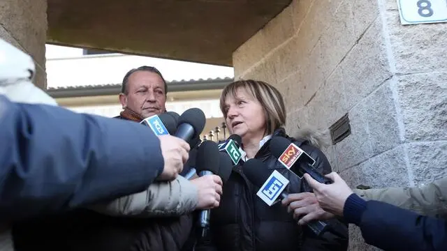 Giuseppe e Rita Poggi, genitori di Chiara, commentano con la stampa, all'esterno della loro villetta di Garlasco (Pavia), la sentenza della Cassazione che ha confermato la condanna a 16 anni per Alberto Stasi, 12 dicembre 2015. ANSA / MATTEO BAZZI