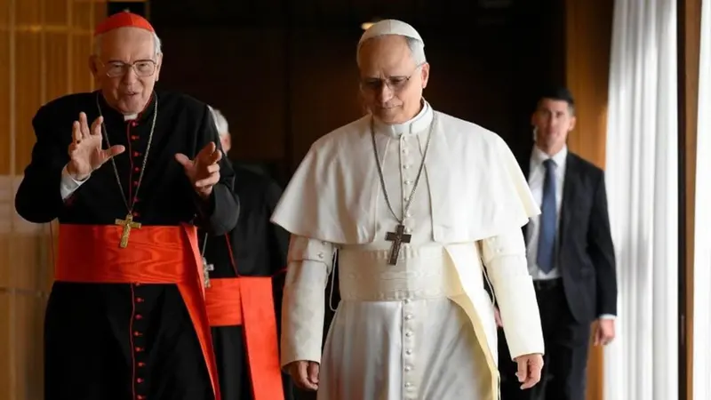 Papa Leone XIV insieme al cardinale Giovanni Battista Re