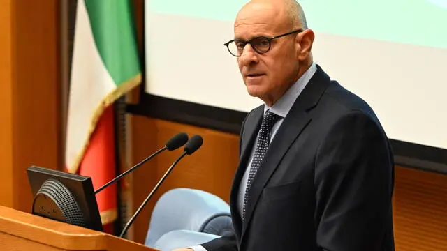 L'intervento del vicepresidente della Camera dei Deputati, Fabio Rampelli, nel corso del convegno sulla sicurezza stradale "Strade sicure - Infrastrutture, tecnologie, educazione per una mobilità sostenibile - Esperti e Rappresentanti delle Istituzioni a confronto", con la partecipazione degli studenti di alcuni licei della capitale a Roma, 17 marzo 2025. ANSA/MAURIZIO BRAMBATTI