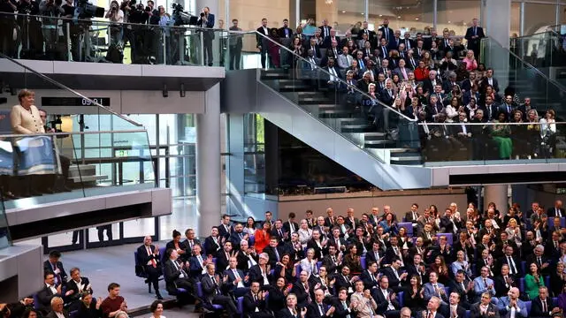 epa12077040 Former German Chancellor Angela Merkel (L) attends the election of German Chancellor at the Bundestag in Berlin, Germany, 06 May 2025. The new German government will be formed between the Union parties of Christian Democratic Union (CDU) and Christian Social Union (CSU) and the coalition partner Social Democratic Party (SPD). EPA/CLEMENS BILAN