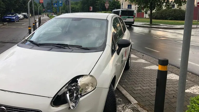 L'auto che ha urtato il ragazzino a San Polo - Foto Marco Ortogni/Neg © www.giornaledibrescia.it