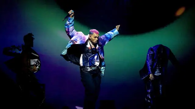epa10506770 US musician Chris Brown performs during a concert in the Ziggo Dome in Amsterdam, The Netherlands, 06 March 2023. The concert is part of the Under the Influence Tour. EPA/SANDER KONING