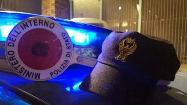 ANCONA - Polizia di Stato, paletta e cappello.