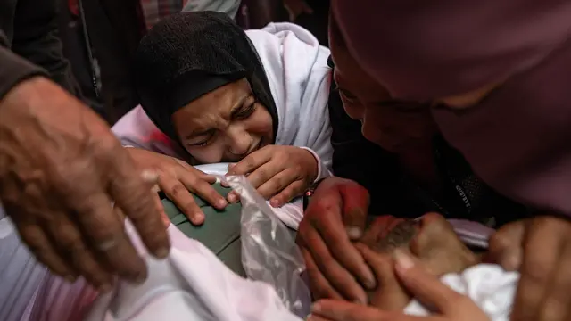 epaselect epa12102866 Relatives mourn next to the body of their loved one at the Indonesian Hospital after an Israeli airstrike on Jabalia's Al-Tawba Medical Clinic, in Bait Lahia, northern Gaza Strip, 15 May 2025. At least 15 Palestinians were killed in the strike, according to Palestinian news agency WAFA. More than 52,900 Palestinians have been killed in the Gaza Strip, according to the Palestinian Ministry of Health, since Israel launched a military campaign in the strip in response to a cross-border attack led by the Palestinian militant group Hamas on 07 October 2023, in which about 1,200 Israelis were killed and more than 250 taken hostage. EPA/HAITHAM IMAD