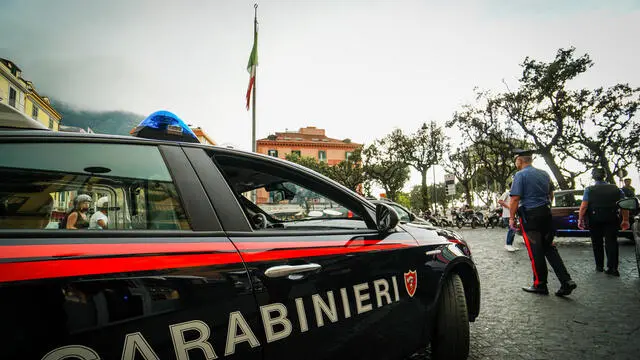 Carabinieri sul luogo a Castellammare di Stabia (NA)dove è avvenuto un brutale pestaggio ai danni di un loro collega, intervenuto per sedare una rissa.Napoli 1 agosto 2020. ANSA/CESARE ABBATE/