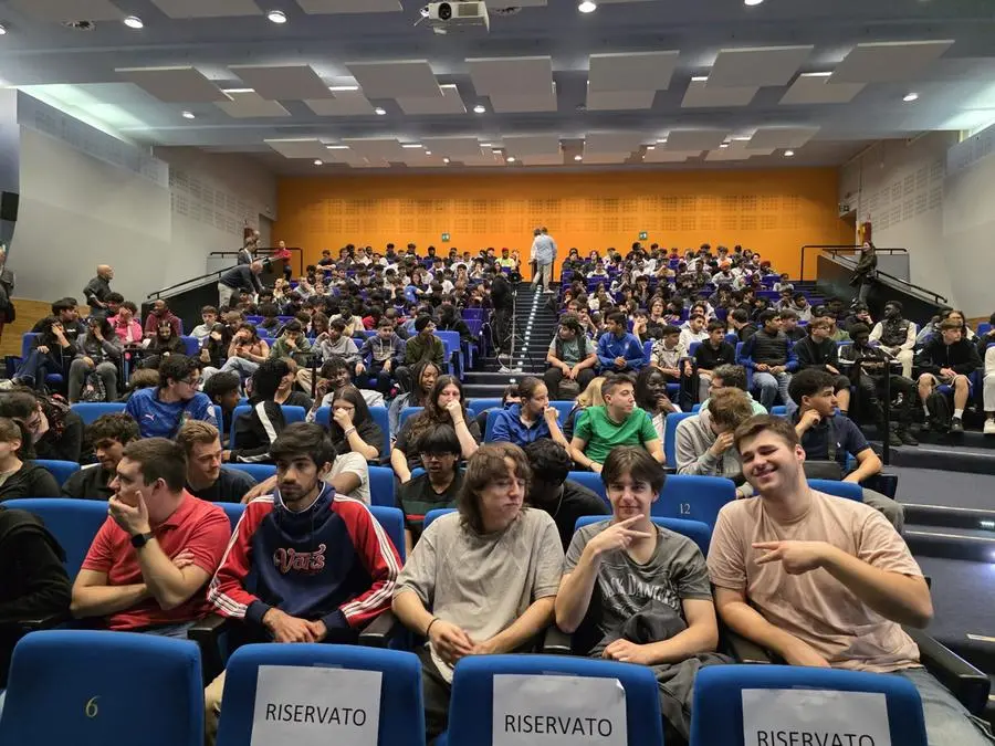 Prefetto, questore e sindaca incontrano gli studenti alla Scuola Bottega