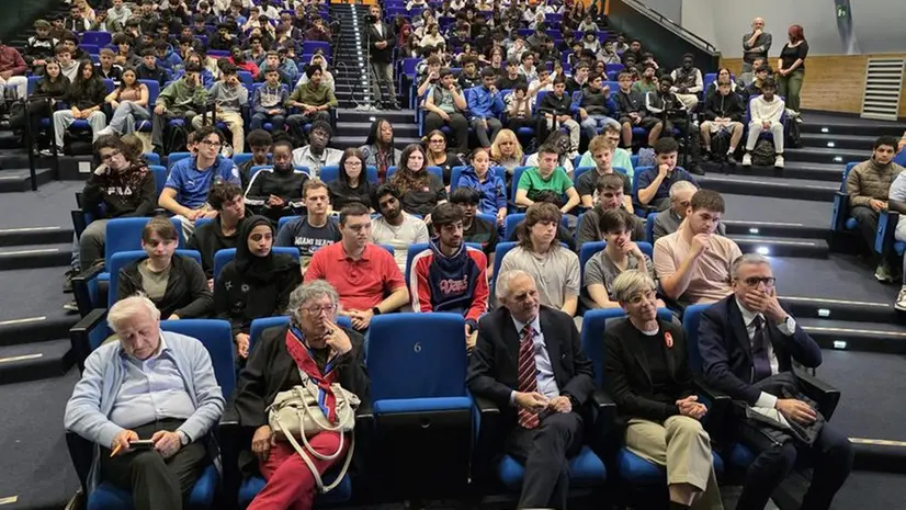 Prefetto, questore e sindaca incontrano gli studenti alla Scuola Bottega