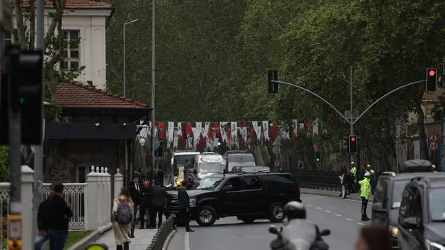 epa12104815 Official cars arrive at the Presidential Office in Istanbul, Turkey, 16 May 2025. Delegations from Russia and Ukraine, including the Ukrainian head of state, have arrived in Turkey for planned peace talks. U.S. Secretary of State Marco Rubio is also in Istanbul to take part in the talks. EPA/ERDEM SAHIN