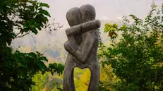 In foto un abbraccio simbolo di tenerezza - © www.giornaledibrescia.it