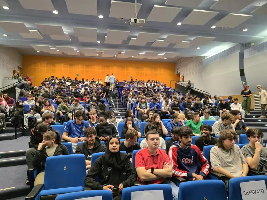 Prefetto, questore e sindaca incontrano gli studenti alla Scuola Bottega