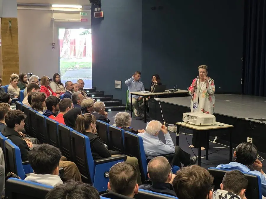 Prefetto, questore e sindaca incontrano gli studenti alla Scuola Bottega
