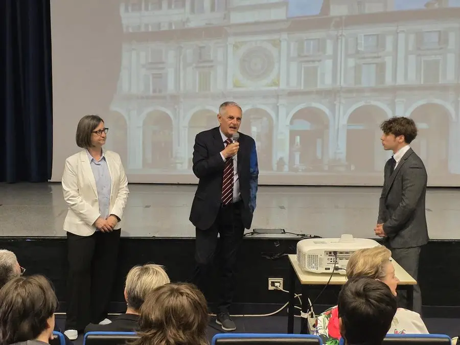 Prefetto, questore e sindaca incontrano gli studenti alla Scuola Bottega