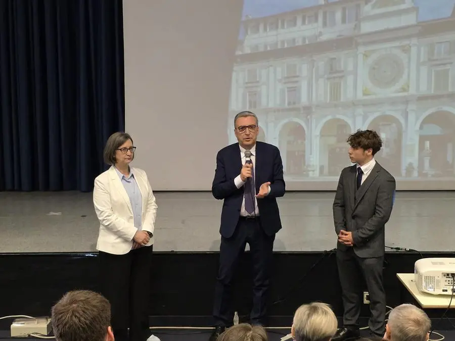 Prefetto, questore e sindaca incontrano gli studenti alla Scuola Bottega