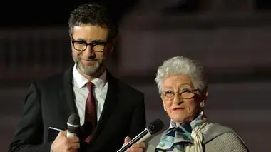 Fabio Fazio con la ex partigiana Teresa Vergalli, durante il programma "W il 25 Aprile!", serata evento per il 70mo della Liberazione in onda su Rai1 da Piazza del Quirinale a Roma, 25 aprile 2015. ANSA / MAURIZIO BRAMBATTI