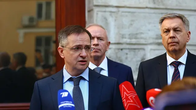 epa12102844 Russia's presidential aide Vladimir Medinsky, head of the Russian delegation sent to Turkey for peace talks with Ukraine, addresses the media outside the Russian Consulate in Istanbul, Turkey, 15 May 2025. Delegations from Russia and Ukraine, including the Ukrainian head of state, have arrived in Turkey as peace talks were due to take place. EPA/TOLGA BOZOGLU