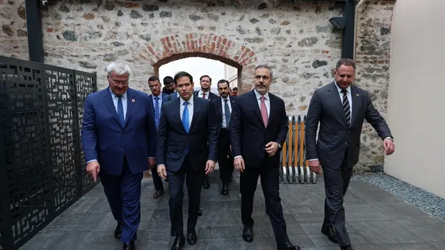 epaselect epa12104825 A handout photo provided by the Turkish Foreign Ministry Press Office US Secretary of State Marco Rubio (2-L), Turkish Foreign Minister Hakan Fidan (2-R) and Ukrainian Foreign Minister Andrii Sybiha (L) and members of the Ukrainian delegation arriving at the Presidential Office in Istanbul, Turkey, 16 May 2025. Delegations from Russia and Ukraine, including the Ukrainian head of state, have arrived in Turkey for planned peace talks. U.S. Secretary of State Rubio is in Istanbul to participate in the talks. EPA/HANDOUT/TURKISH FOREIGN MINISTER PRESS OFFICE HANDOUT HANDOUT EDITORIAL USE ONLY/NO SALESHANDOUT EDITORIAL USE ONLY/NO SALES