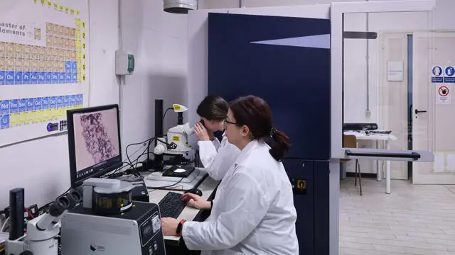 ricercatori nel laboratorio dove hanno scoperto il materiale che riduce la Co2 all' Università degli studi di Brescia facoltà di Ingegneria. Brescia 9 gennaio 2025 Ansa Filippo Venezia